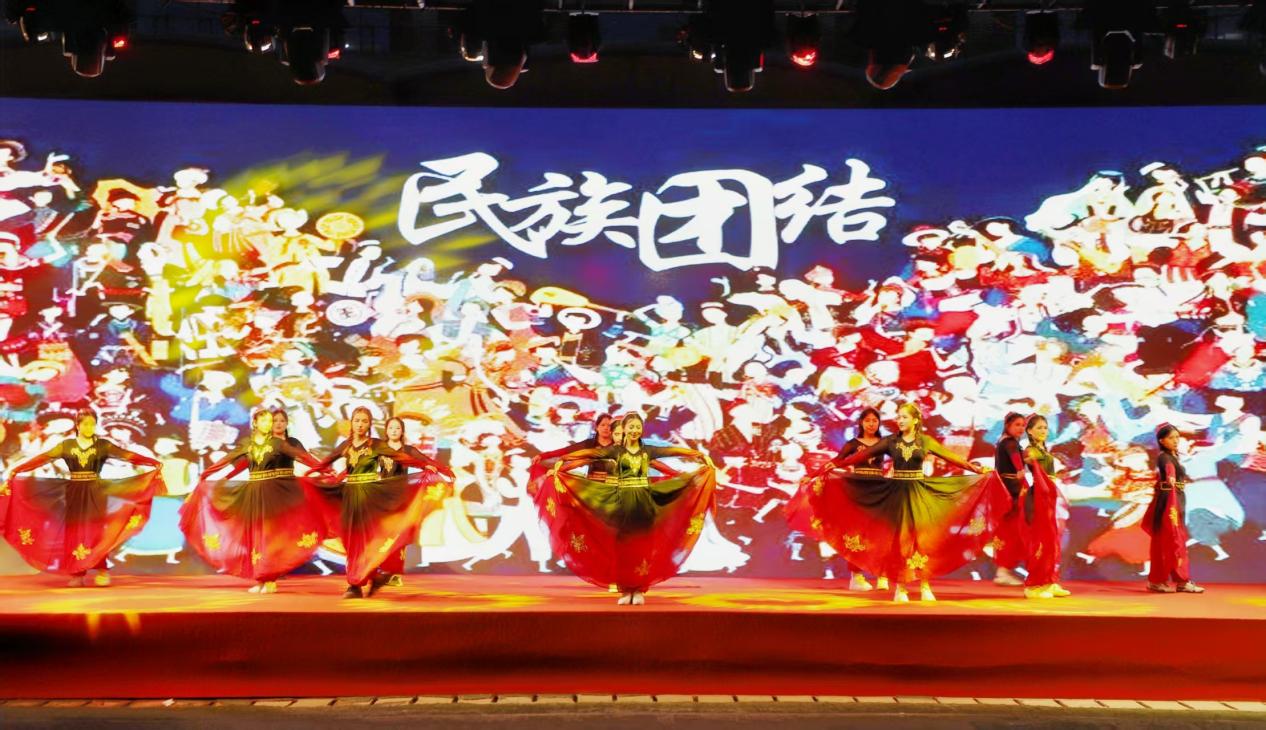 冰城+：双节献礼 艺韵满园｜beat365手机官方网站主题文艺汇演燃情上演