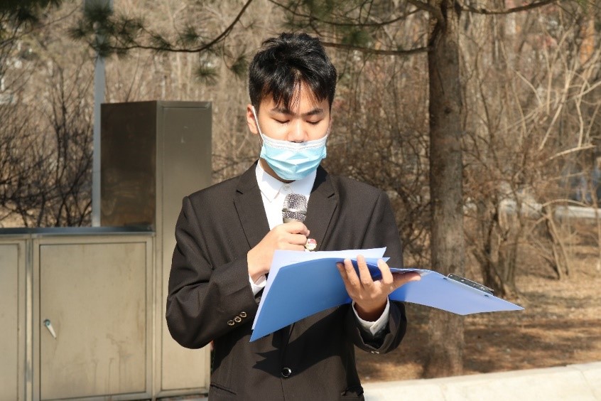 穿着西装笔挺的男子手里拿着手机 低可信度描述已自动生成